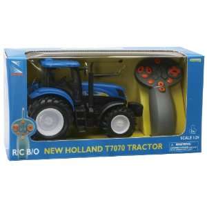   24th New Holland T7070 Remote Control Tractor by NEW RAY Toys & Games