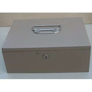  Metal Cash Box with Keylock and Handle   9 7/8 inches x 7 
