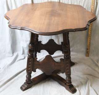L364 ANTIQUE VICTORIAN ORNATE WALNUT OCCASIONAL / PARLOR TABLE  