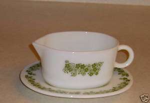 PYREX GRAVY BOAT WITH UNDERPLATE, CRAZY DAISEY PATTERN  