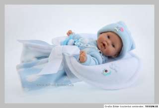 Das Baby ist bekleidet mit einem hellblauen Fleece Einteiler mit 