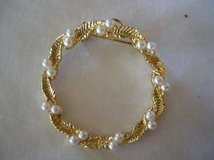 ELEGANT GOLDTONE CHRISTMAS WREATH SHAPED PIN WITH PEARL BEAD ACCENTS 