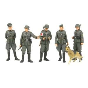    Tamiya 135 WWII German Field Military Police Set Toys & Games